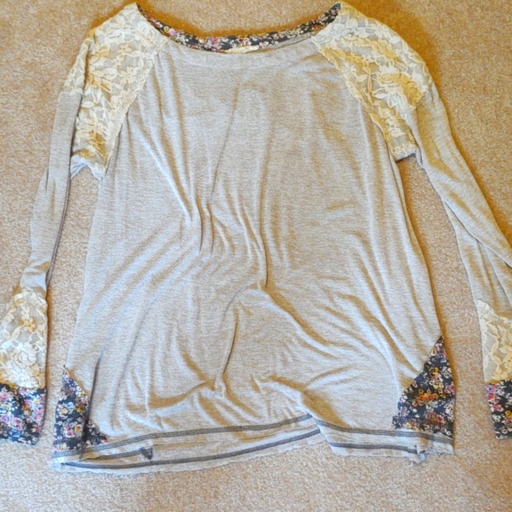 Long sleeve top lace details